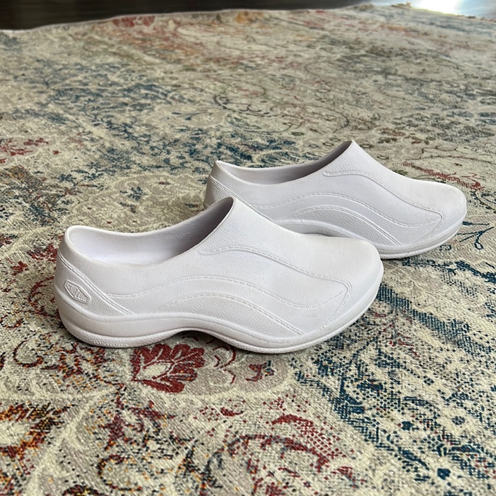 Scrub Zone energize white clogs